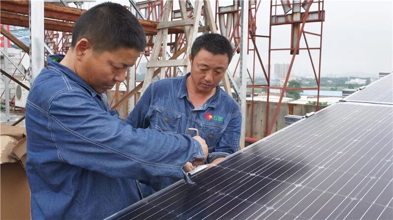 五星一線員工正在安裝雙玻雙面發(fā)電光伏電站
