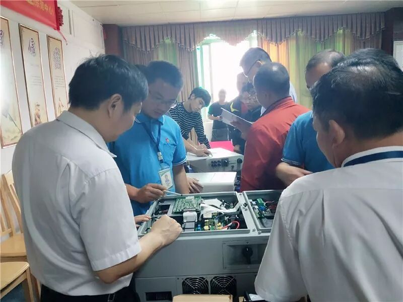 五星售后服務部人員仔細分析逆變器內部結構