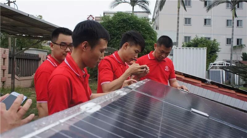 學員參觀五星廠區雙玻雙面發電光伏電站樣機