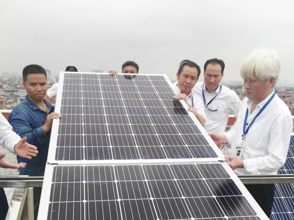 五星光伏設計、工程人員共同探討雙玻光伏電站最佳安裝方式