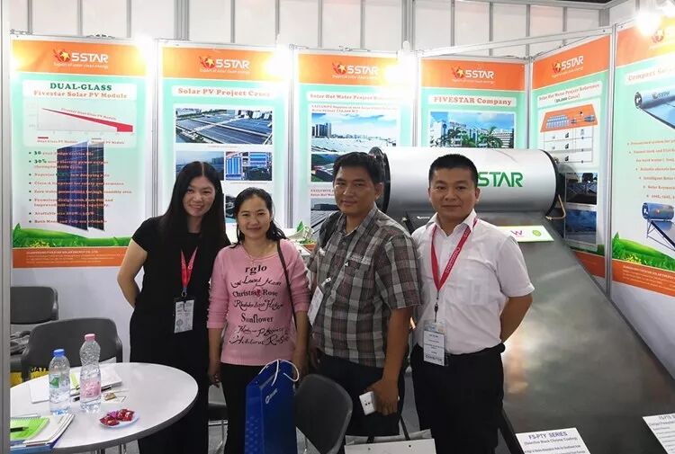 與參觀客商合影留念