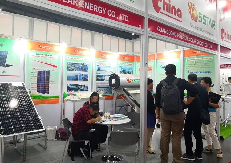 五星國貿部業務精英為客戶仔細解答太陽能、光伏問題