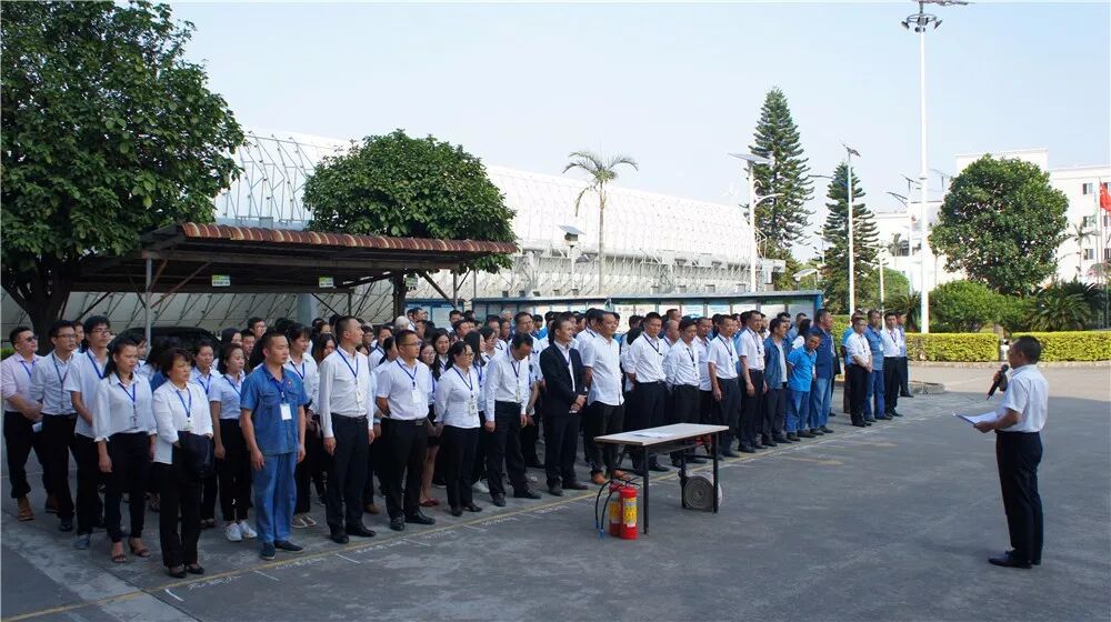 參演員工到達(dá)指定地點(diǎn)列隊(duì)演習(xí)