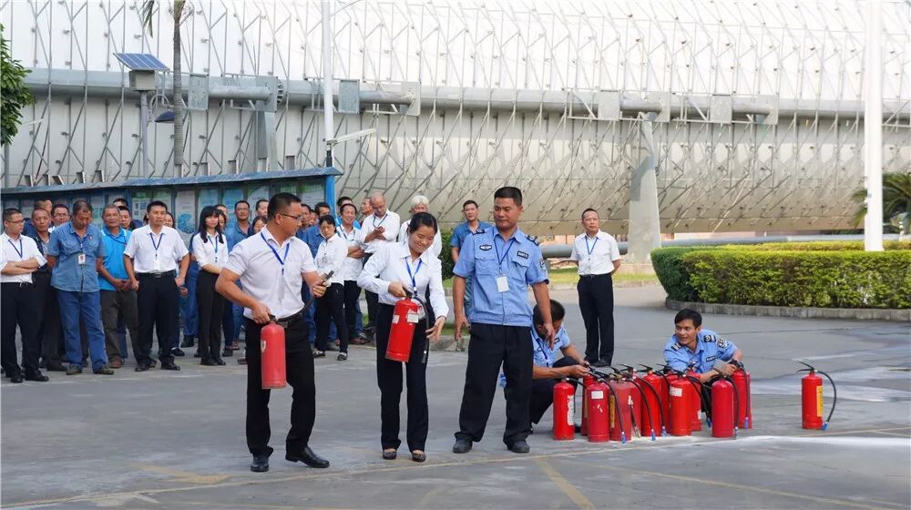 根據(jù)老師的講解正確使用滅火器