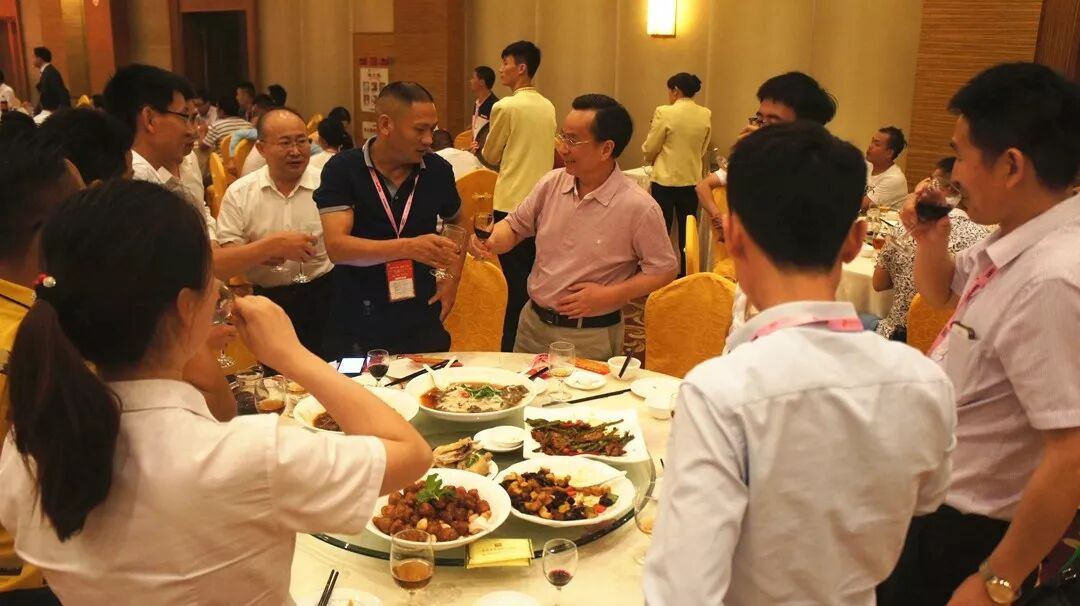 胡董與嘉賓巡回祝酒