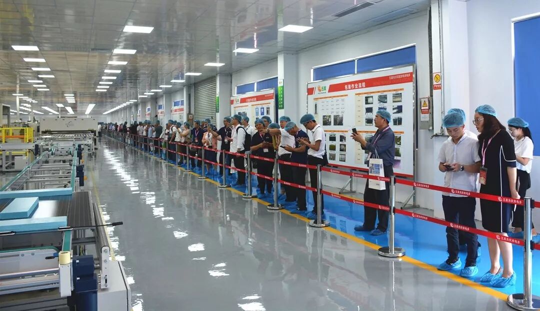 參觀光伏組件全自動化生產線