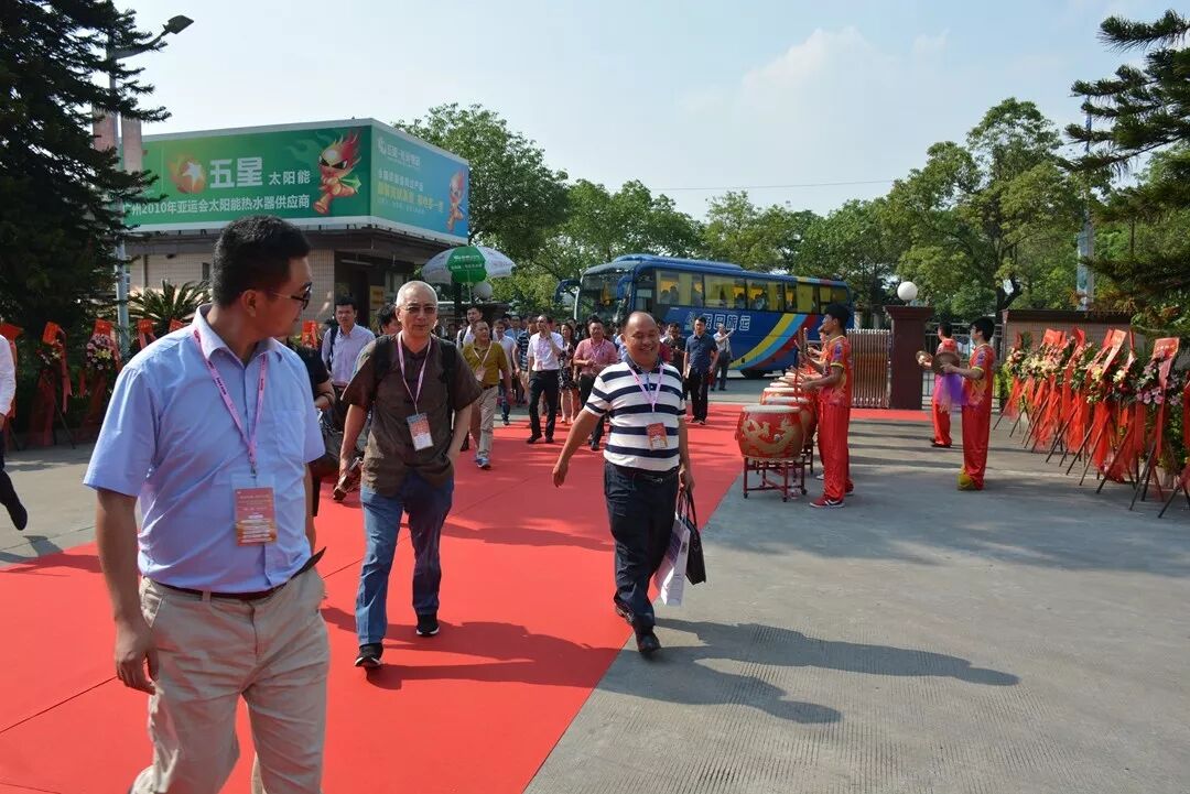 參加投產慶典的領導、嘉賓陸續走進五星廠區