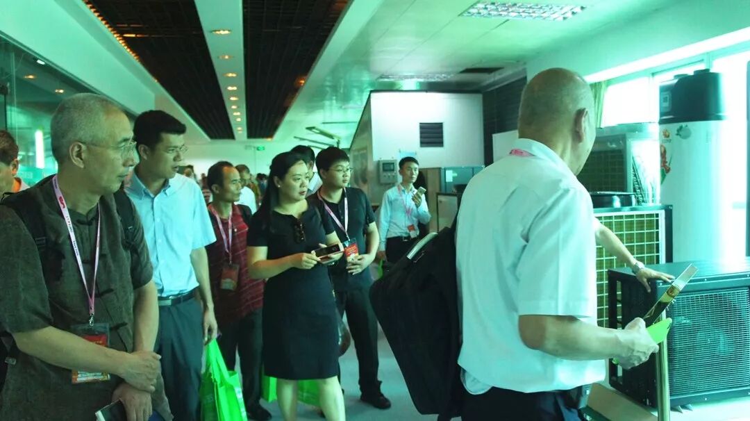 領導嘉賓參觀五星太陽能系列產品   