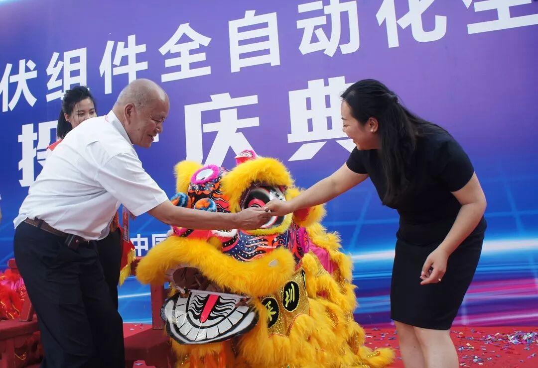 嘉賓上臺為雄獅“點睛”