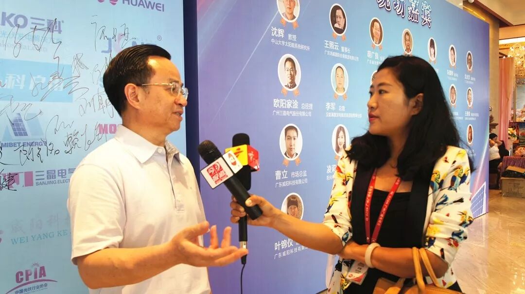 廣東太陽能協(xié)會會長胡廣良接受廣東電視臺采訪，談五星太陽能全自動化光伏組件生產(chǎn)線5月將投產(chǎn)。