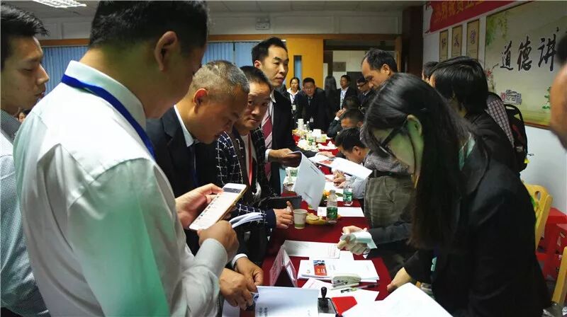 签约现场，排队办理手续