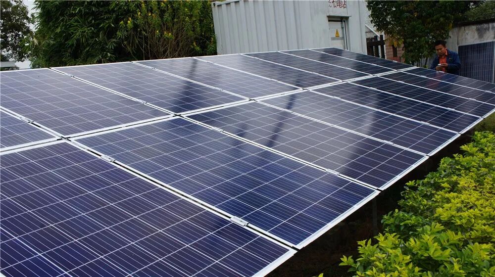 干凈明亮的五星雙玻戶用光伏電站