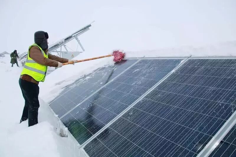 清理光伏板上的積雪