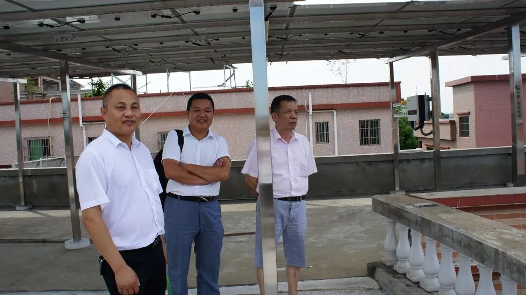 五星銷售人員與戶主吳先生在13.39kw光伏電站下合影