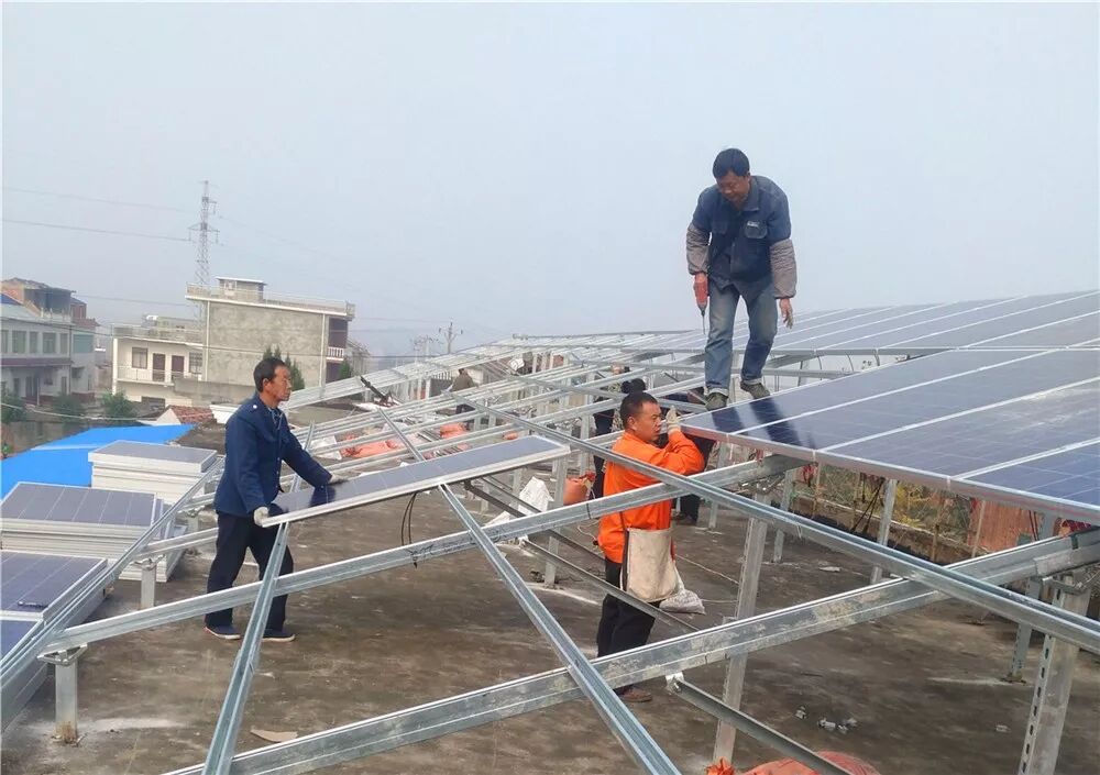 五星承建的湖北黃石村級(jí)光伏扶貧電站緊張施工中