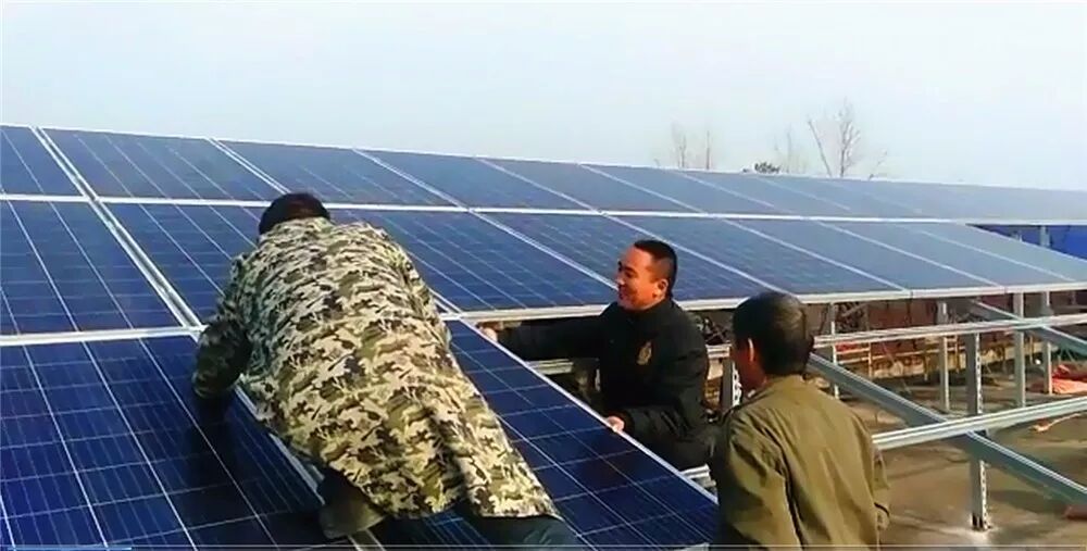 五星一線員工正在安裝光伏組件