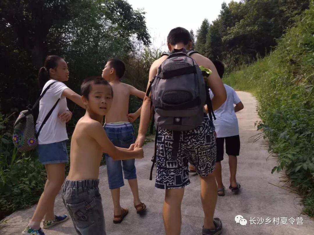 孩子们在户外徒步
