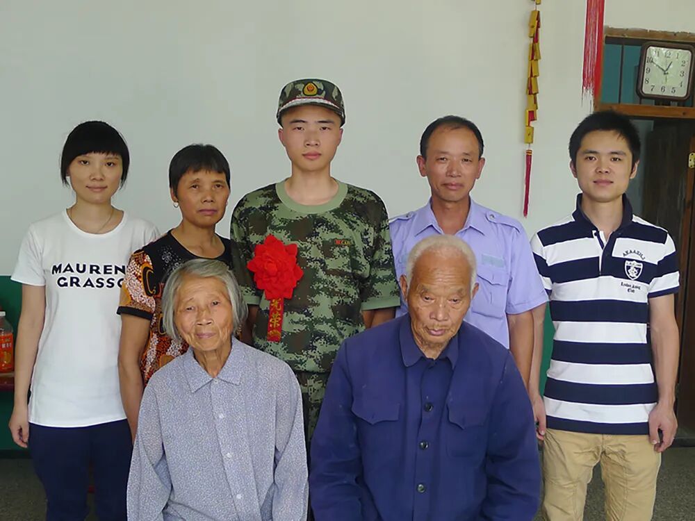 退役军人的团聚照2.jpg