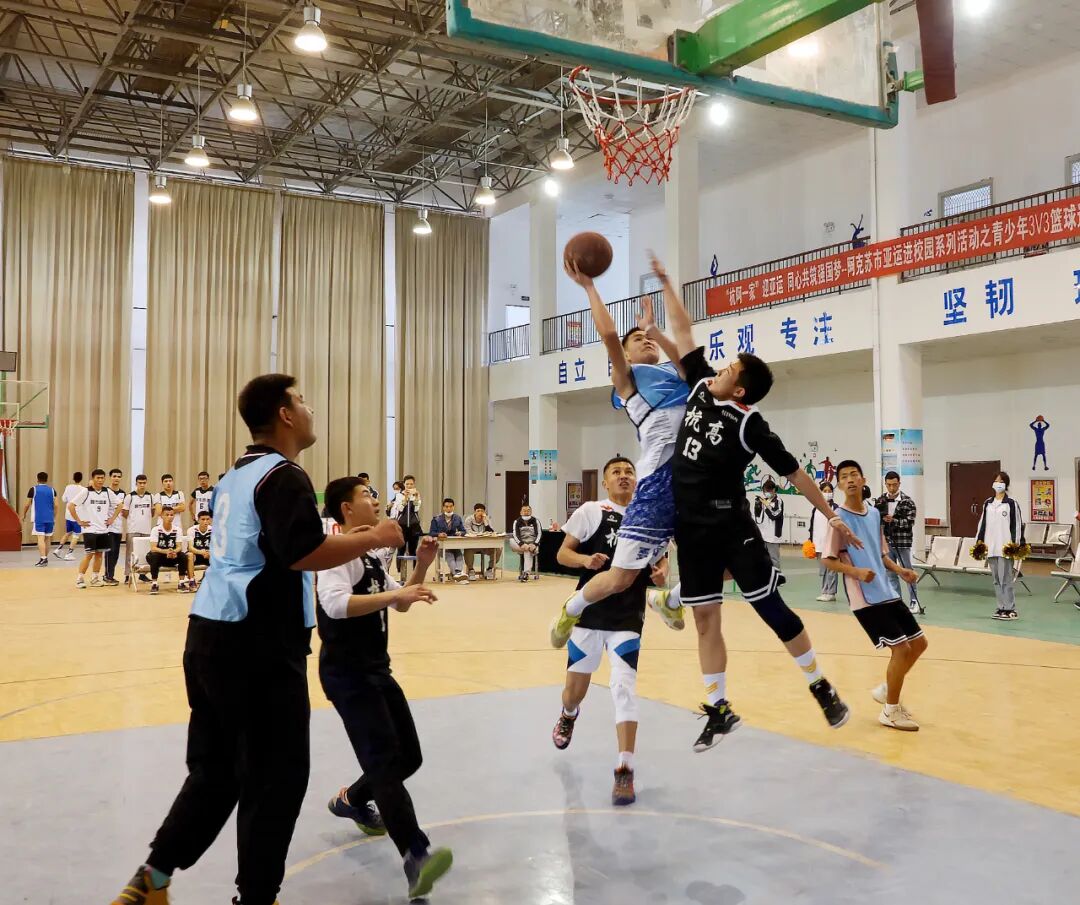 阿克苏市高级中学代表队宋昊同学说，非常高兴参加这次比赛，我热爱篮球，我们将团结一致，奋力拼搏，争取能够到杭州去参加决赛。