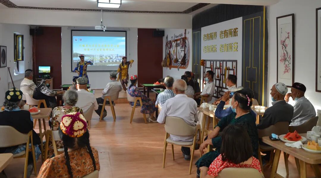 巴格其村居家养老服务中心老人们观看文艺演出