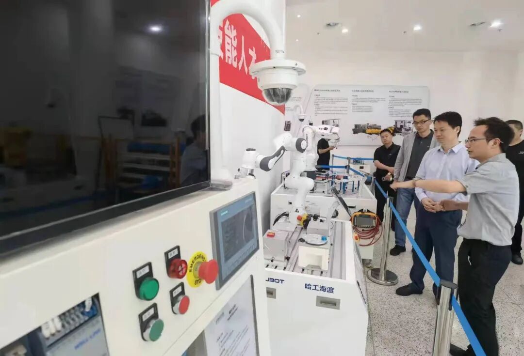 杭州援疆指挥部一行考察哈工大机器人集团成都基地