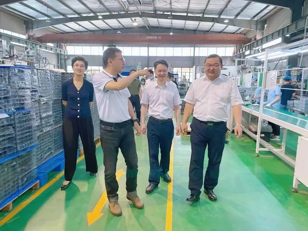 在桐庐县，招商组一行实地走访了相关企业。