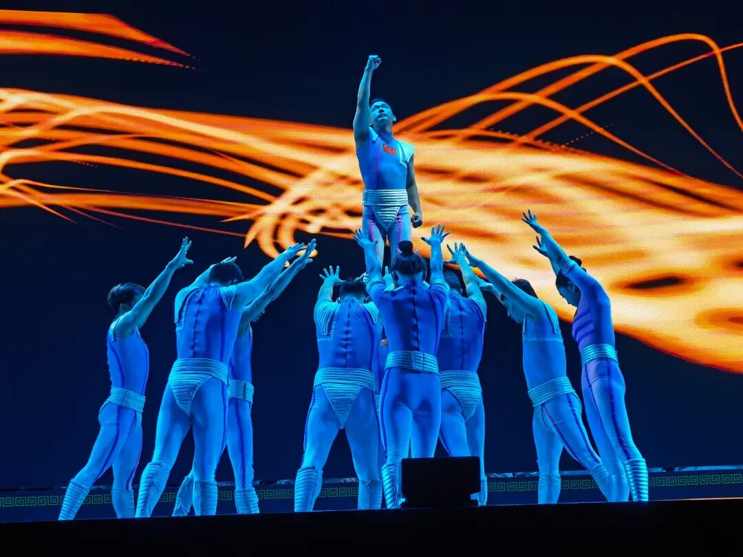 杂技《单手倒立·梦想启航》