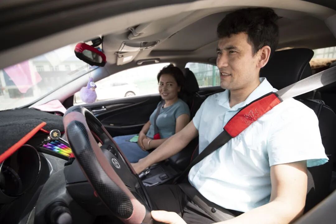 ▲今年年初，艾山江·阿布都拉购置了一辆车，每逢节假日，他都会载着妻女在周边游玩。