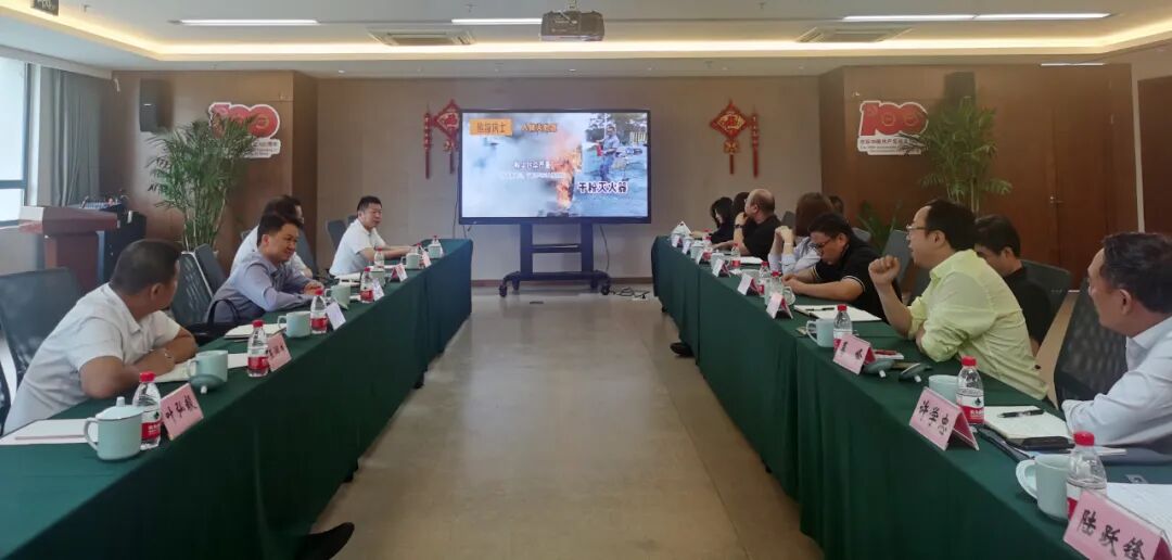 在清华长三角研究院，招商组一行与企业家们进行座谈。