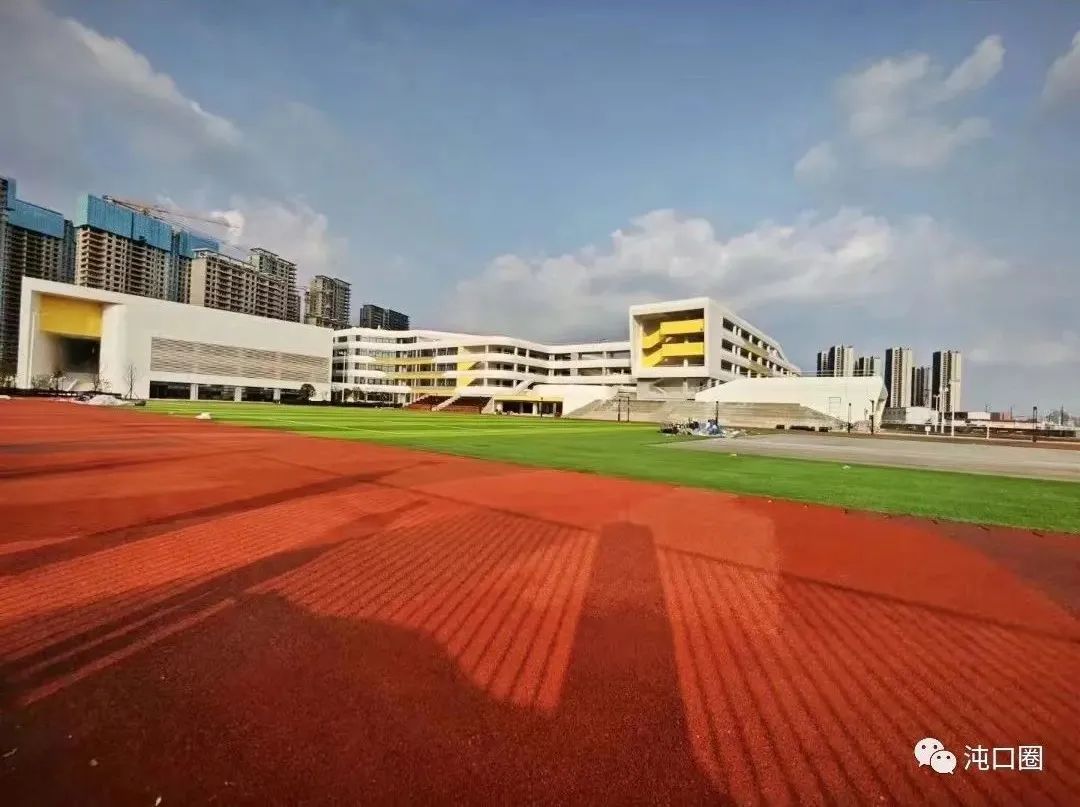 该校位于武汉经开区招商未来中心地块内,新建小学由神龙小学教育集团