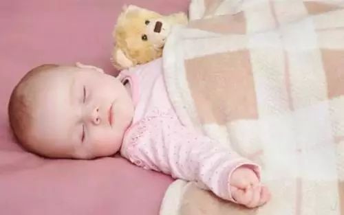 育兒經驗：如何讓寶寶睡出「明星臉」？ 親子 第2張