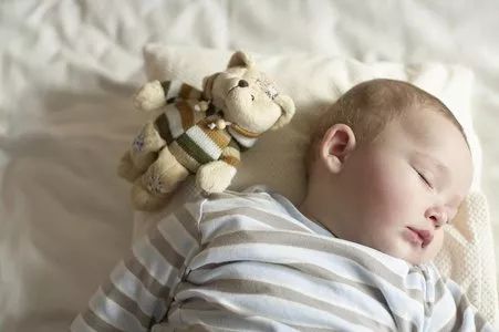 育兒經驗：如何讓寶寶睡出「明星臉」？ 親子 第3張