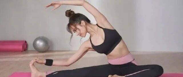 蔡依林罕见公开瑜伽照，纤瘦身材火辣无比，马甲线吸睛十足