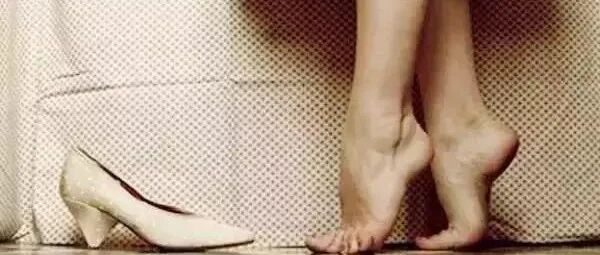 最简单的瑜伽体式，1分钟就能通经络，排毒素，越活越年轻!