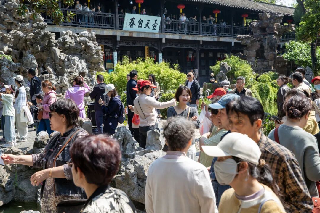 个园五一游客如潮  王其高.jpg