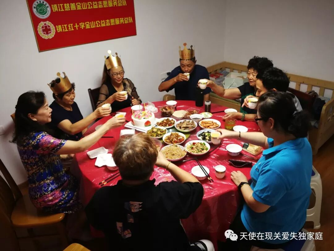 金山公益志愿者为独居失独大哥大姐庆生