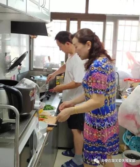 金山公益志愿者为独居失独大哥大姐庆生