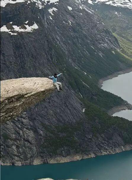 蒂国家公园悬崖宿营阿尔卑斯山漫步悬崖上宿营美国怀俄明州的极限滑雪