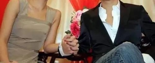拎刀家暴，芒果台假夫妻早离了？