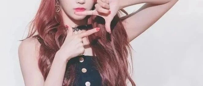 旗袍开叉到腋下，掌掴威胁露大腿，她出道也太惨了！