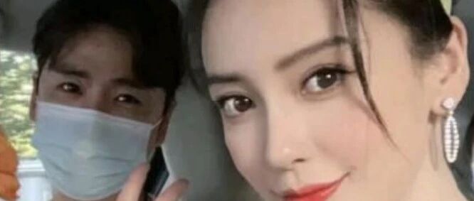 新恋情？杨颖与陌生男一起庆生，妆容精致被送鲜花笑得好幸福