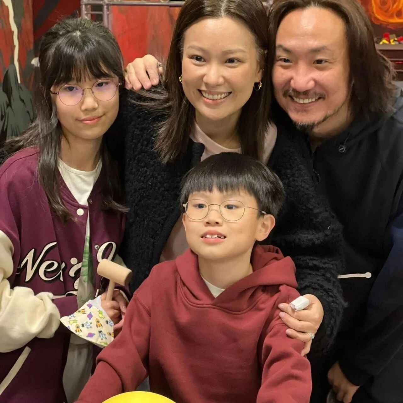 郑中基为8岁儿子庆生!一家四口同框很温馨