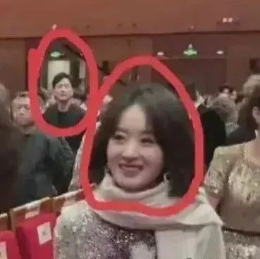 心疼冯绍峰!颁奖典礼角落里凝望赵丽颖,眼中仍有情!网友劝复合