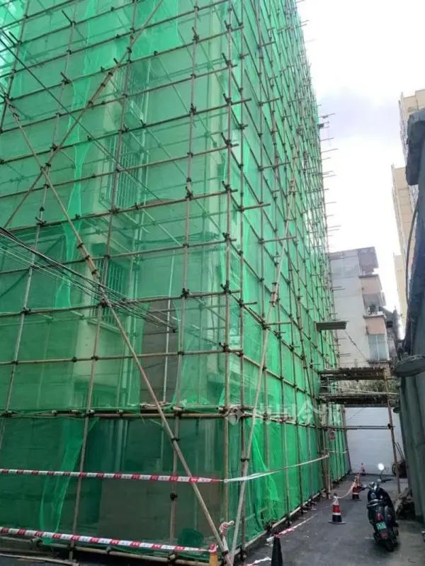 柳州兩工人先后意外從腳手架墜落,現場這根線很可疑…… 圖片