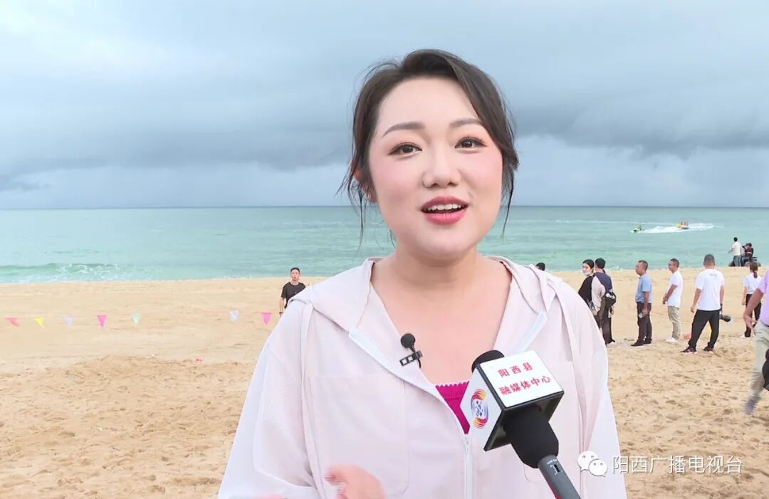 探村主播屈炫希以亲身体验的方式,带大家领略了乡村振兴示范带建设