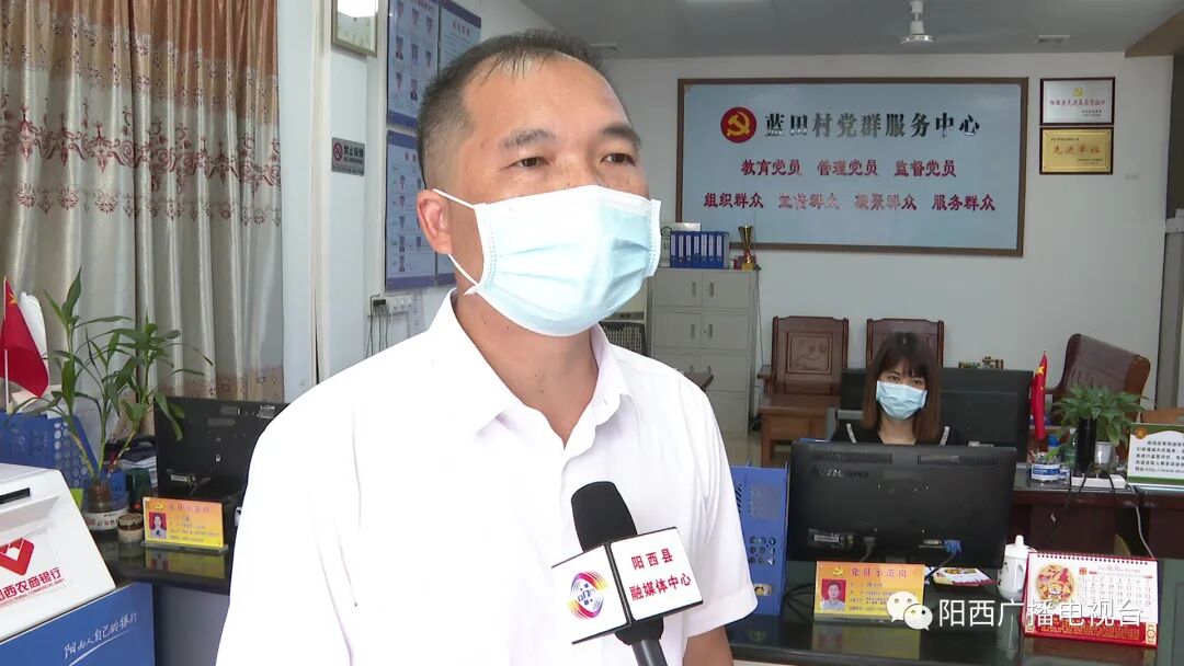 儒洞镇蓝田村干部为老年人打印核酸码暖心便民