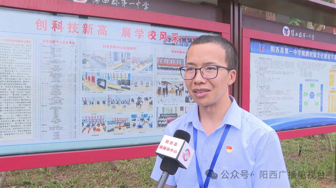在阳西一中的科技活动室内,扶业庭老师正向学生传授部件组装,技术应用