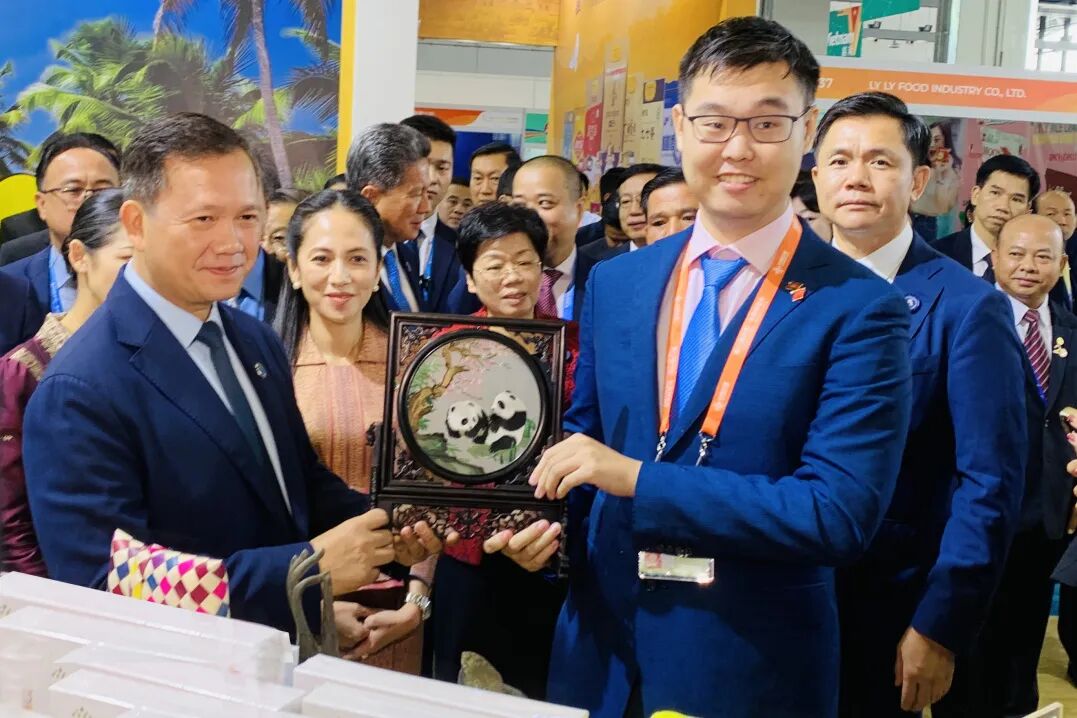 第20届东盟博览会 | 柬埔寨首相洪玛奈莅临七星海展位，会晤“一带一路”发展的力量