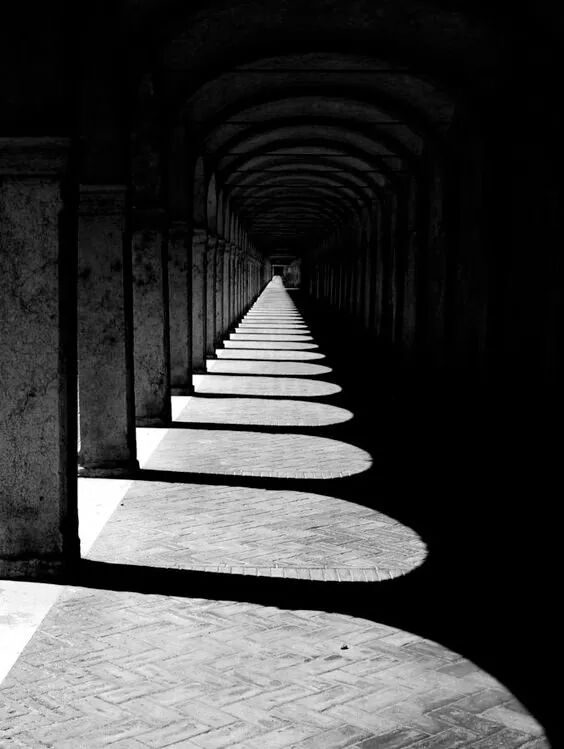 今天分享第三个技巧,就是渐变构成的知识,首先我们先来看看什么是渐变