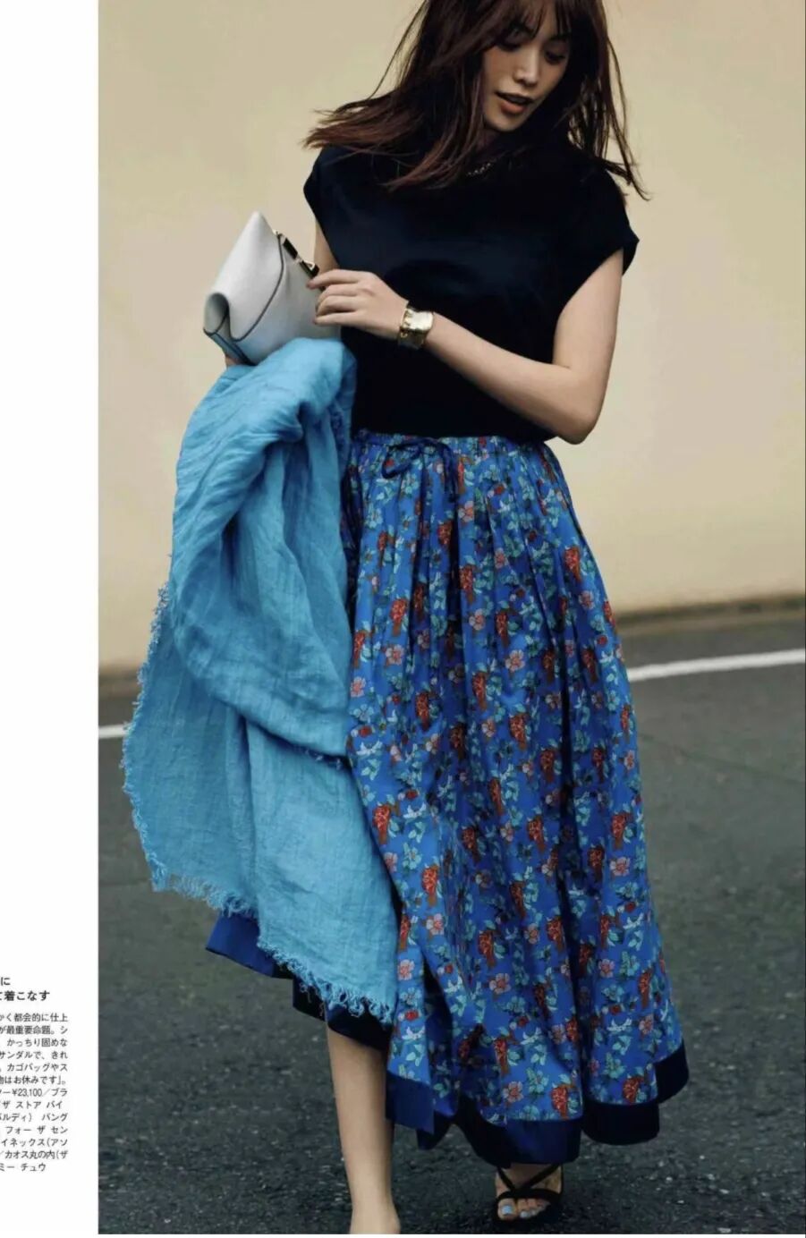 搭配蓝色碎花大摆裙黑色一字肩t恤搭配蓝色牛仔裤,休闲随性,加上一顶